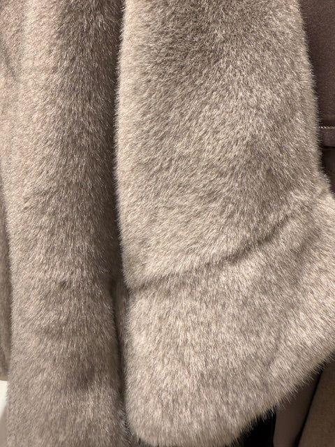 Cappa in Eco Pelliccia Helmur