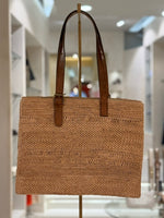 Shopper in Rafia Ibeliv