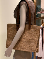 Shopper in Rafia Ibeliv