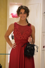 Abito lungo con pizzo e strass