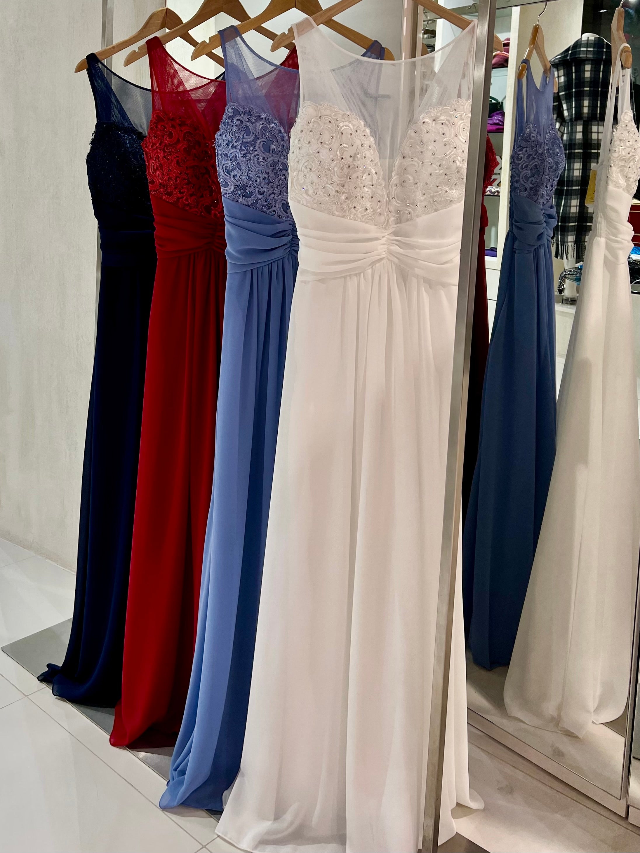 Abito lungo con pizzo e strass