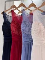 Abito lungo con pizzo e strass