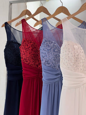 Abito lungo con pizzo e strass